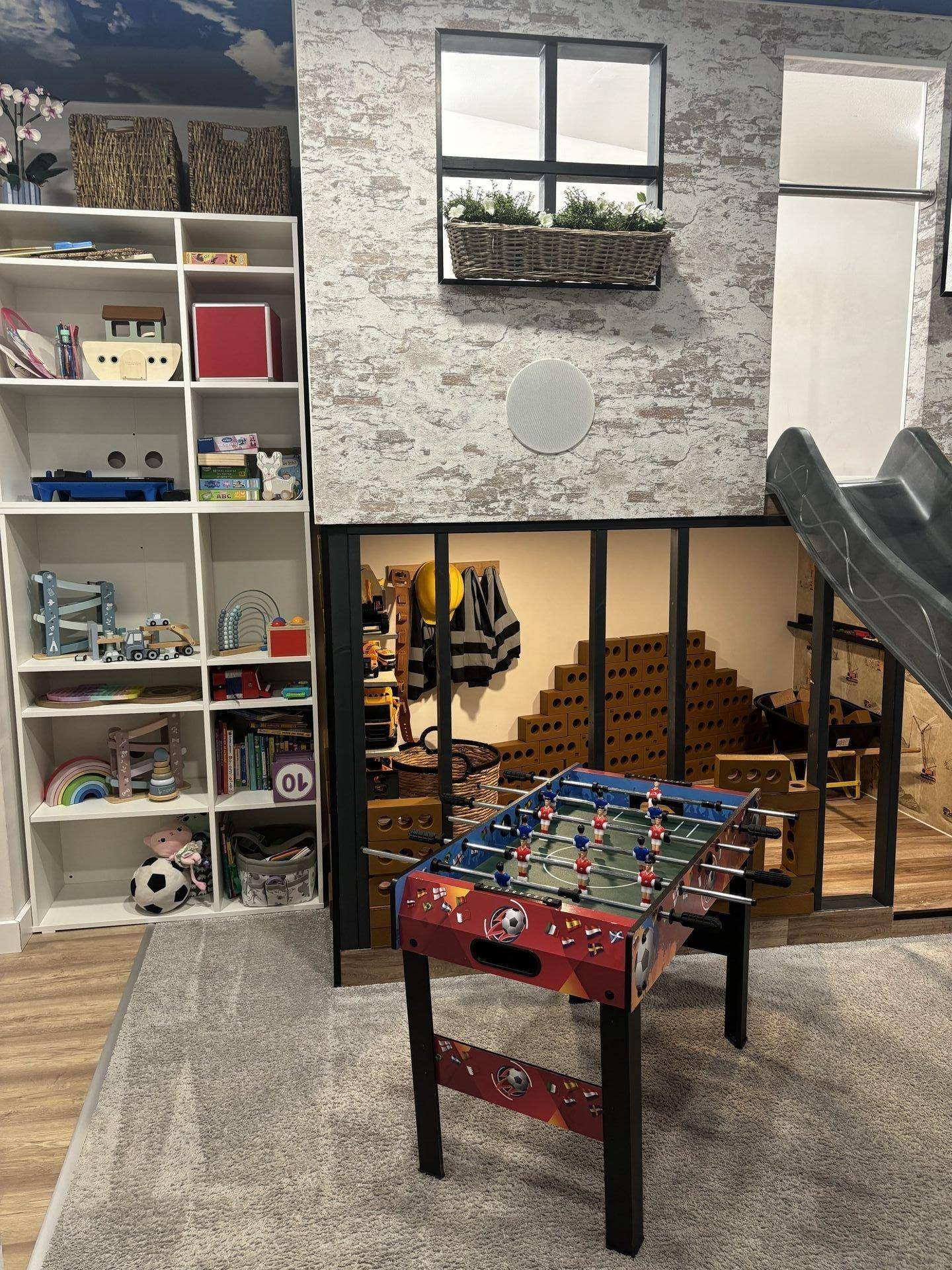 Kinder spielen im Spielbereich der Vier Elfen Kinderlounge Hildesheim